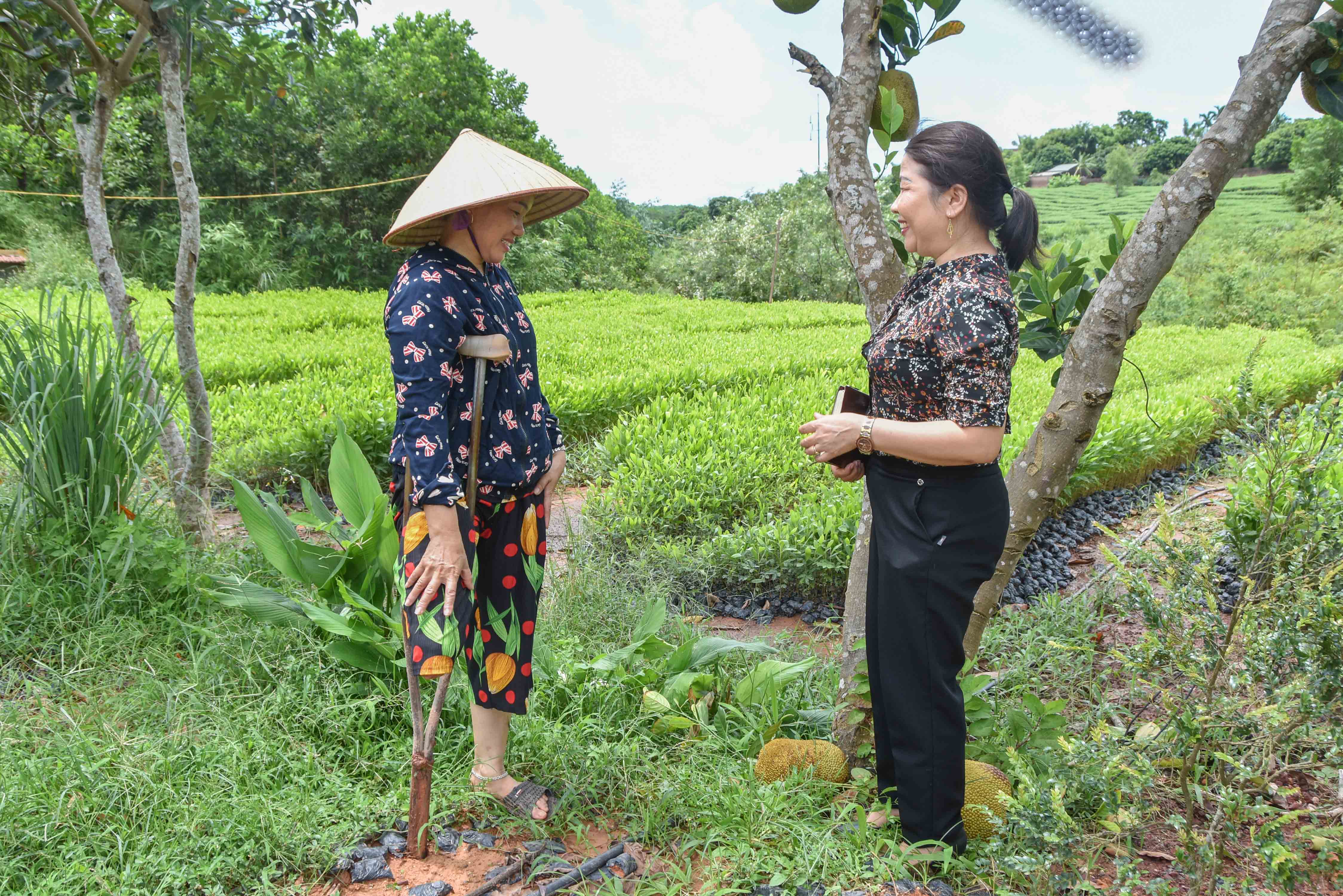 Cán bộ Hội LHPN xã Tân Bình (bên phải) thăm hỏi tình hình phát triển sản xuất của hội viên phụ nữ có hoàn cảnh khó khăn.