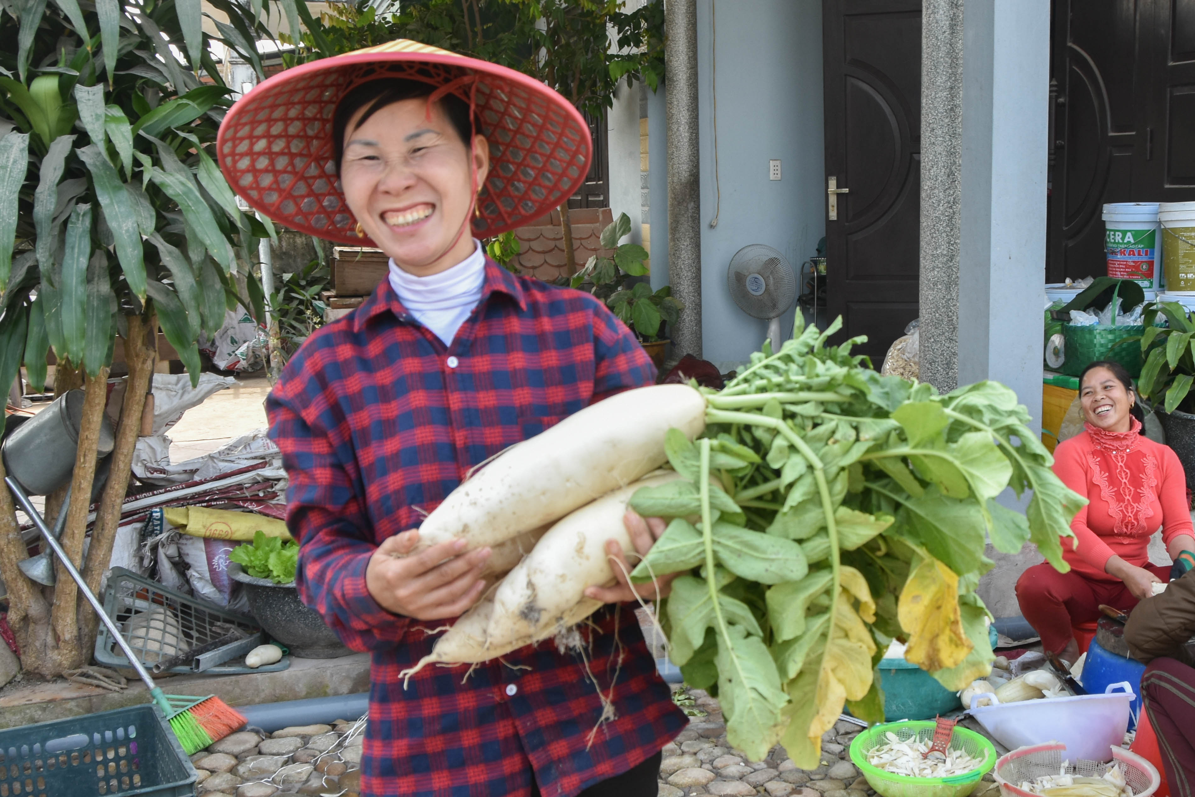 Chị Nguyễn Thị Tám (thôn Trung Sơn, xã Quảng Tân) là điển hình phụ nữ sản xuất giỏi tại địa phương.