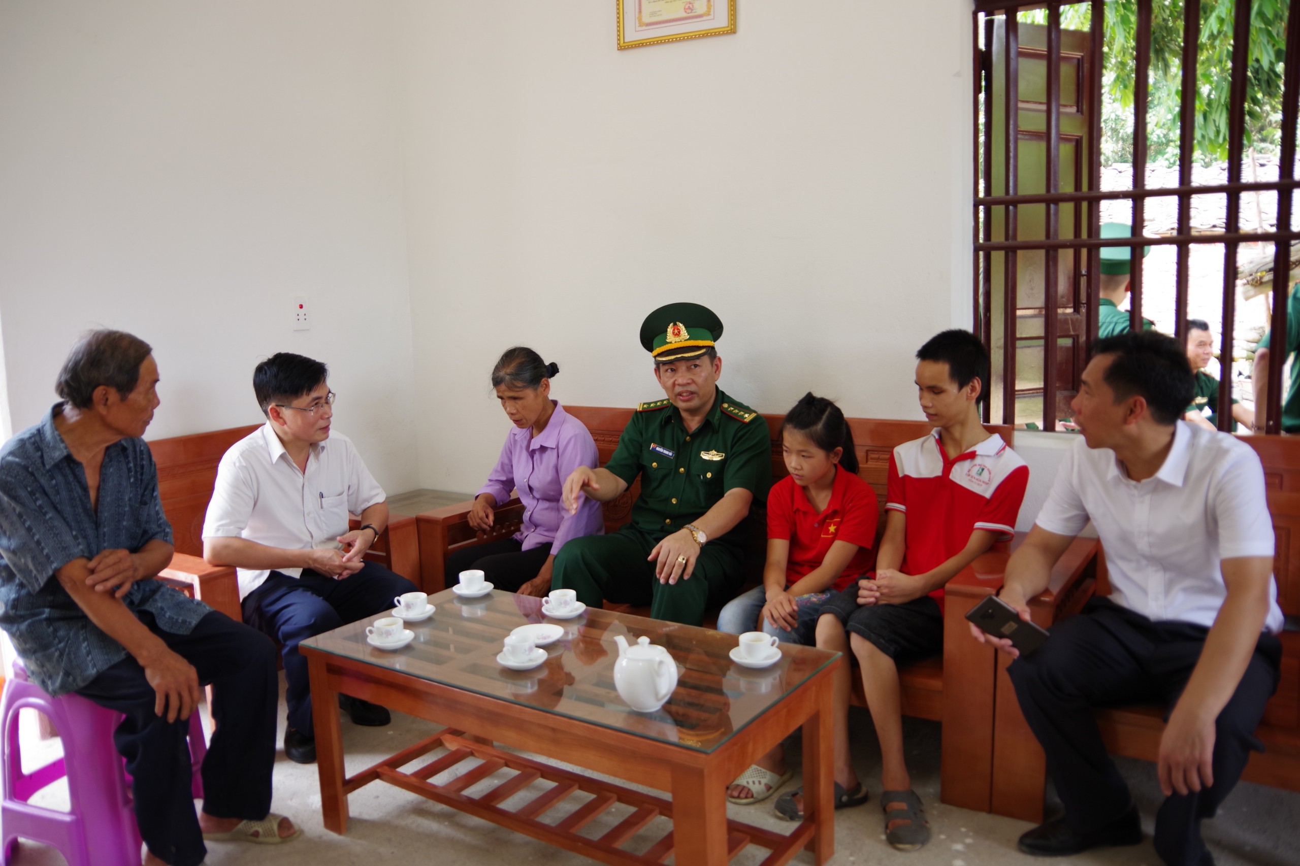 Đại tá Nguyễn Thanh Hải - Bí thư Đảng ủy, Chính ủy Bộ đội Biên phòng tỉnh Quảng Ninh cùng chính quyền địa phương trao tặng nhà cho gia đình hộ nghèo khó khăn ở biên giới Bình Liêu. 