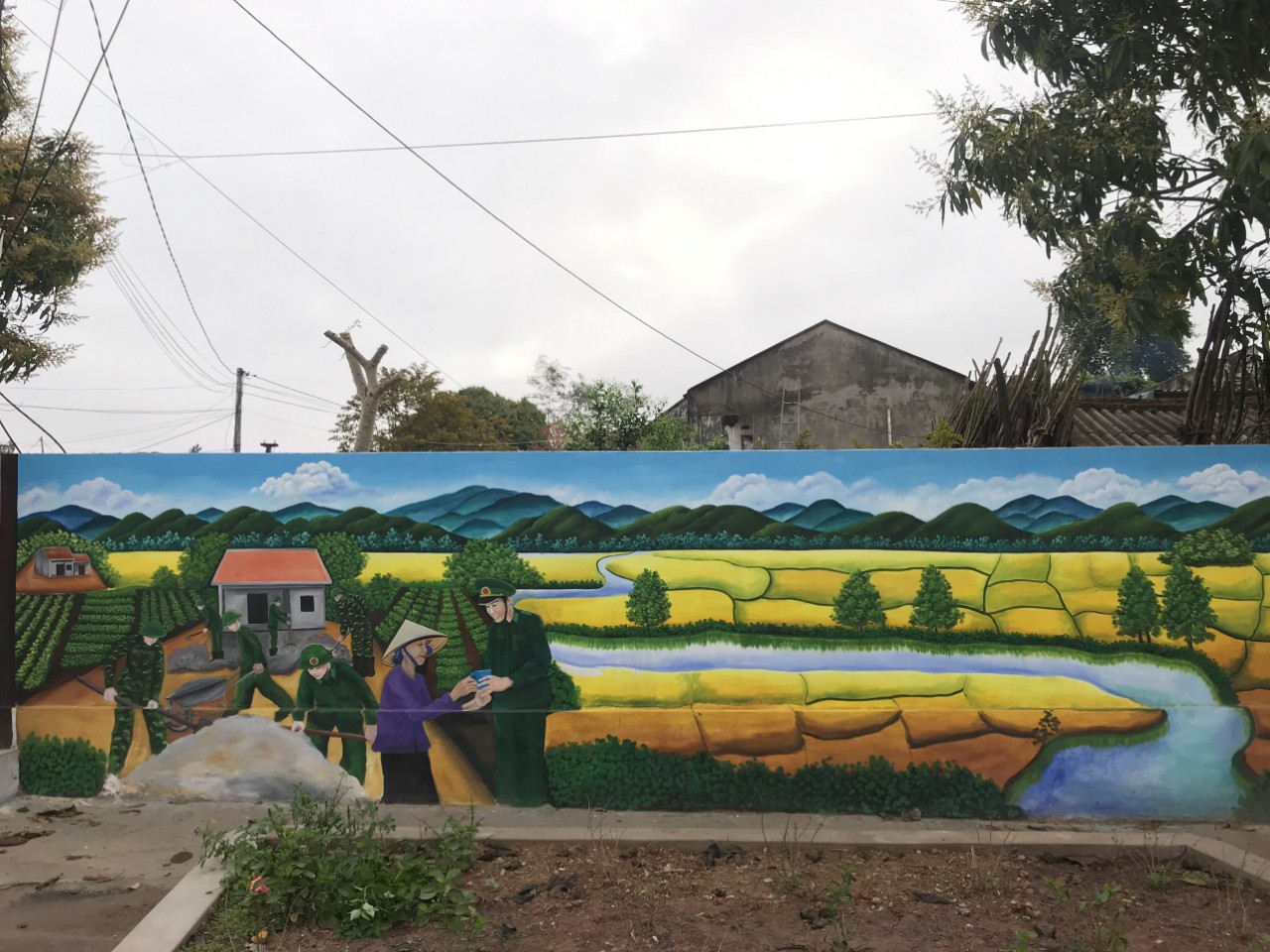 Bức tranh tường ở làng Nhội, xã Đông Hải (Tiên Yên).