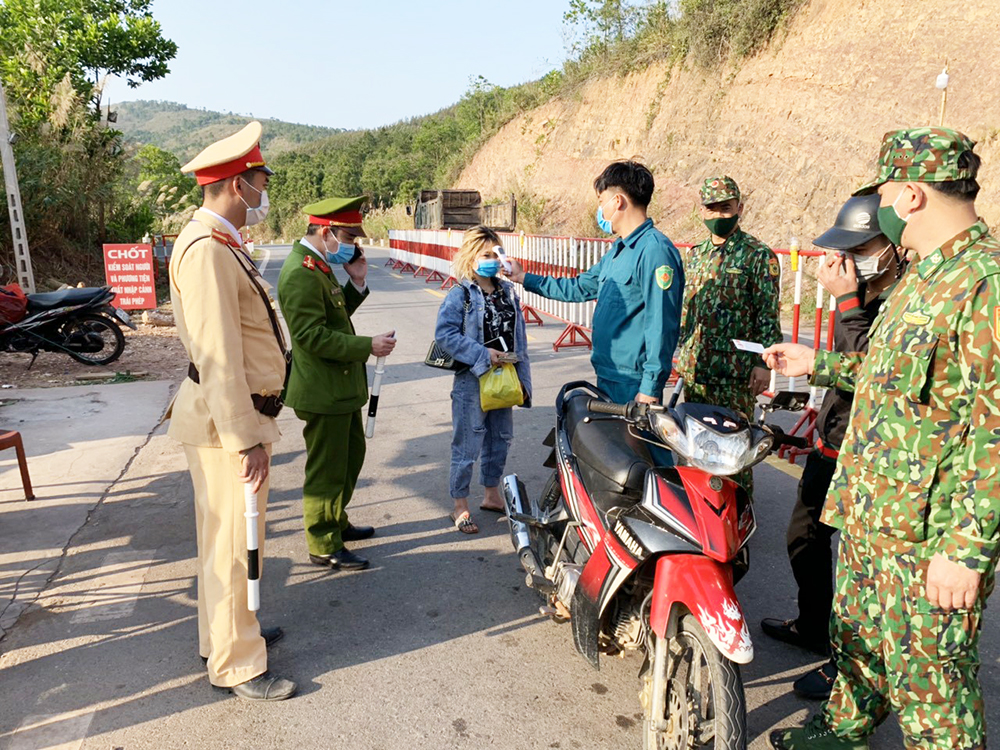 CBCS Đồn BP Bắc Sơn phối hợp kiểm tra, kiểm soát người dân qua lại khu vực biên giới.