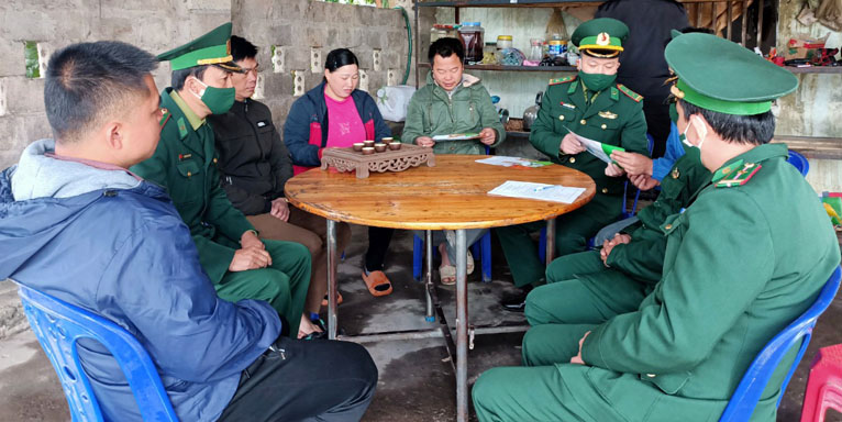 Cán bộ, chiến sỹ Đồn Biên phòng Bắc Sơn tuyên truyền và tổ chức cho người dân thôn Thán Phún, xã Bắc Sơn, TP Móng Cái, ký cam kết tố giác tội phạm XNC trái phép và phòng, chống dịch Covid-19.