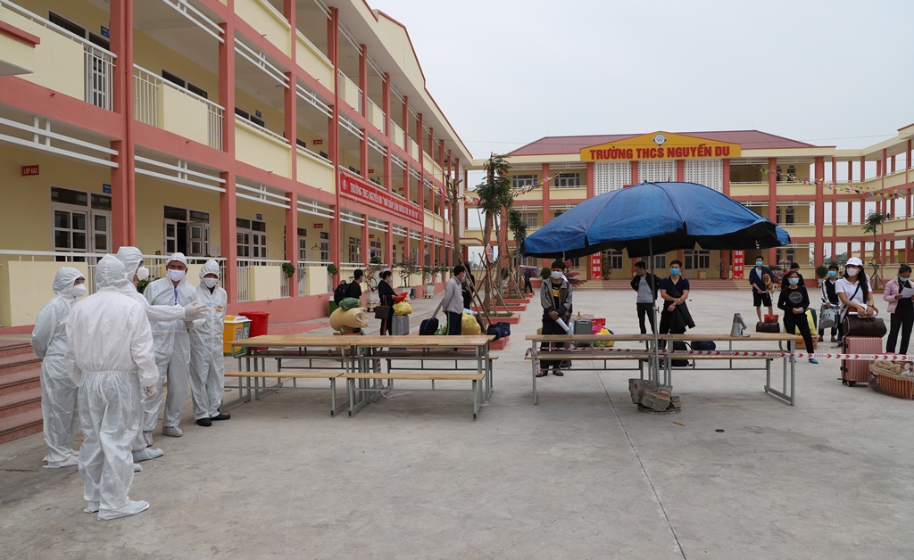 Đoàn kiểm tra quy trình công dân hoàn thành cách ly tập trung tại Trường THCS Nguyễn Du, thị xã Đông Triều, Quảng Ninh về cách ly tại gia đình ngày 5/2. Ảnh: Minh Khương (CDC Quảng Ninh).