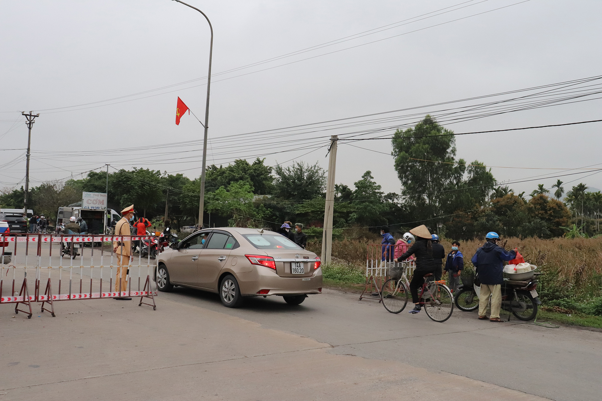 hiện chiều ra khỏi địa bàn tỉnh, người dân không phải khai báo y tế, kiểm tra các giấy tờ tùy thân, các phương tiện tham gia giao thông thuận tiện. 