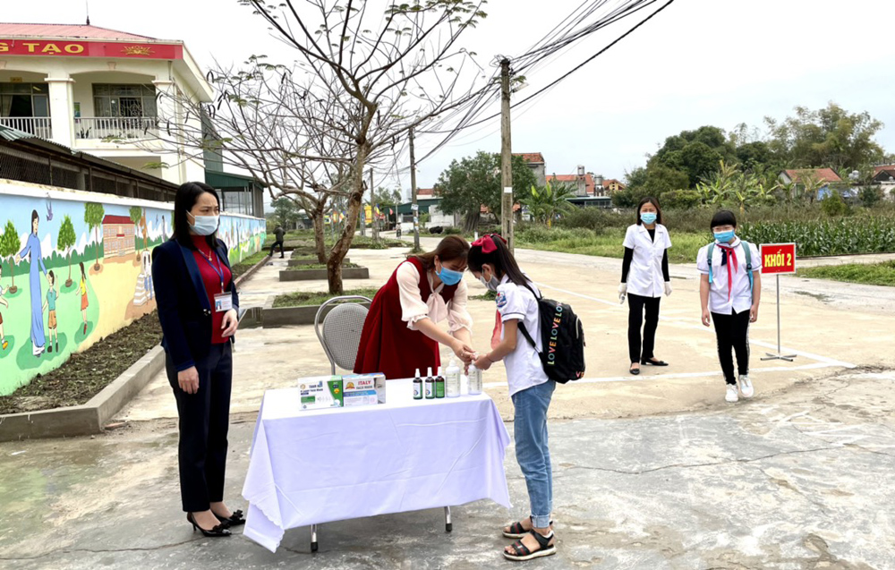 Học sinh Trường Tiểu học Lê Lợi, TP Hạ Long sát khuẩn tay khi đến trường