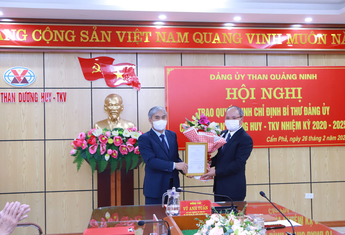 Đồng chí Vũ Anh Tuấn. Bí thư Đảng ủy Than Quảng Ninh, Phó Tổng Giám đốc Tập đoàn trao Quyết định chỉ định Bí thư Đảng ủy Công ty Than Dương Huy - TKV.