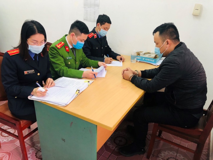 Kiểm sát viên Viện KSND TX Đông Triều phối hợp với cơ quan điều tra lấy lời khai đối tượng Thuận. (Ảnh Viện KSND tỉnh cung cấp)