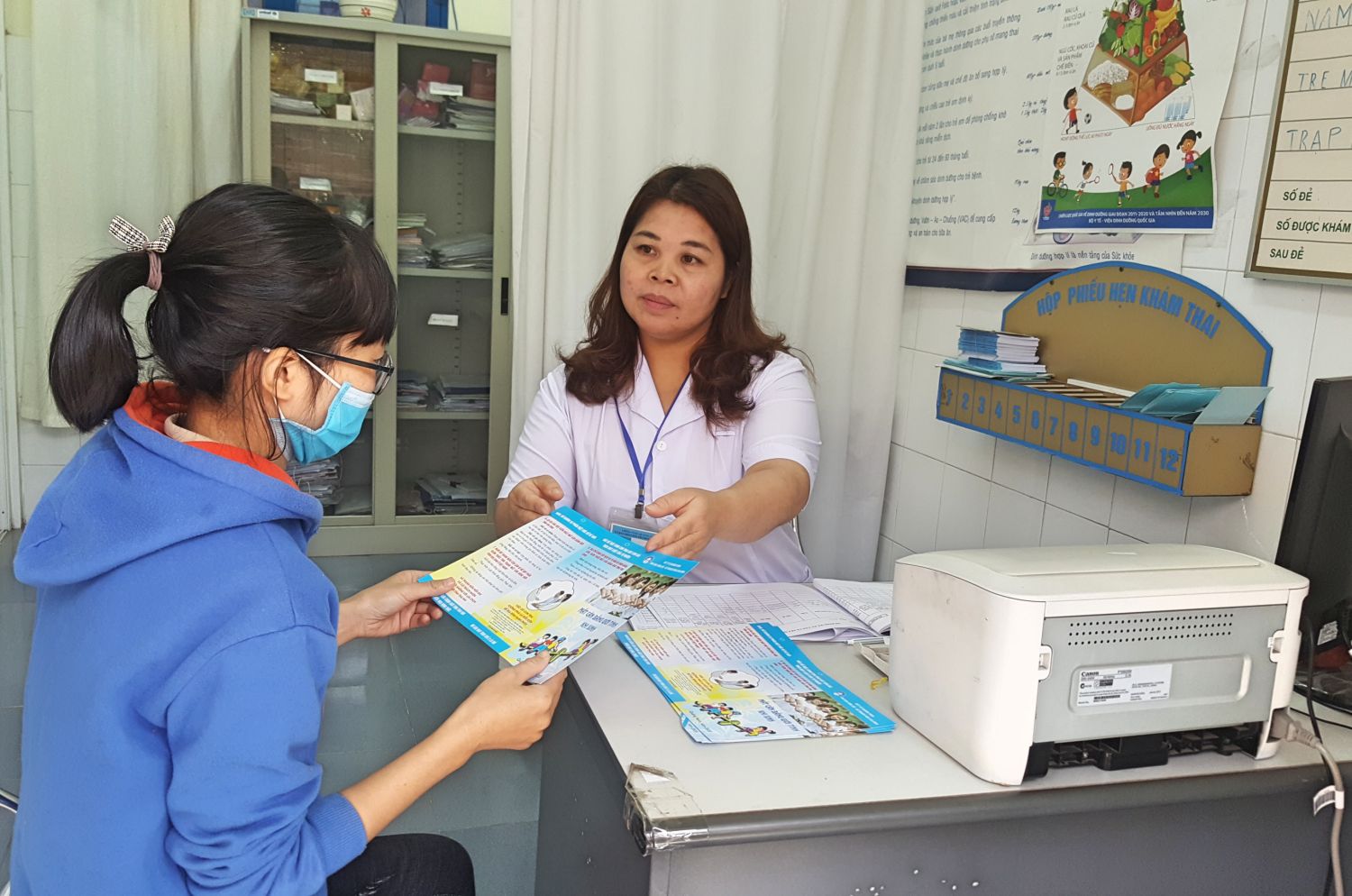 Cán bộ y tế phường Nam Khê (TP Uông Bí) tuyên truyền chăm sóc sức khỏe sinh sản cho đối tượng trong độ tuổi sinh đẻ.