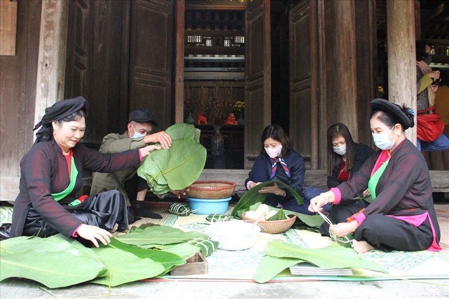 Nghệ nhân hướng dẫn du khách gói bánh chưng tại chương trình “Vui Xuân Tân Sửu” tại Bảo tàng Dân tộc học Việt Nam. Ảnh: NVCC