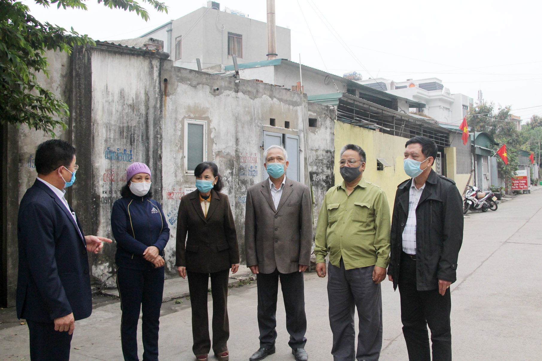 Đồng chí Bùi Văn Huấn, Bí thư chi bộ, Trưởng khu 6, phường Hồng Hà (ngoài cùng bên trái) trao đổi với các đảng viên trong khu.