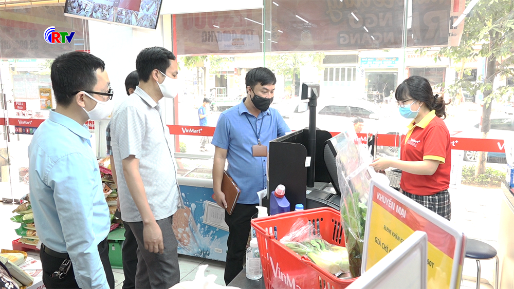 Đoàn liên ngành TP Cẩm Phả kiểm tra việc niêm yết giá cả hàng hóa tại một cơ sở kinh doanh các mặt hàng thiết yếu trên địa bàn. 