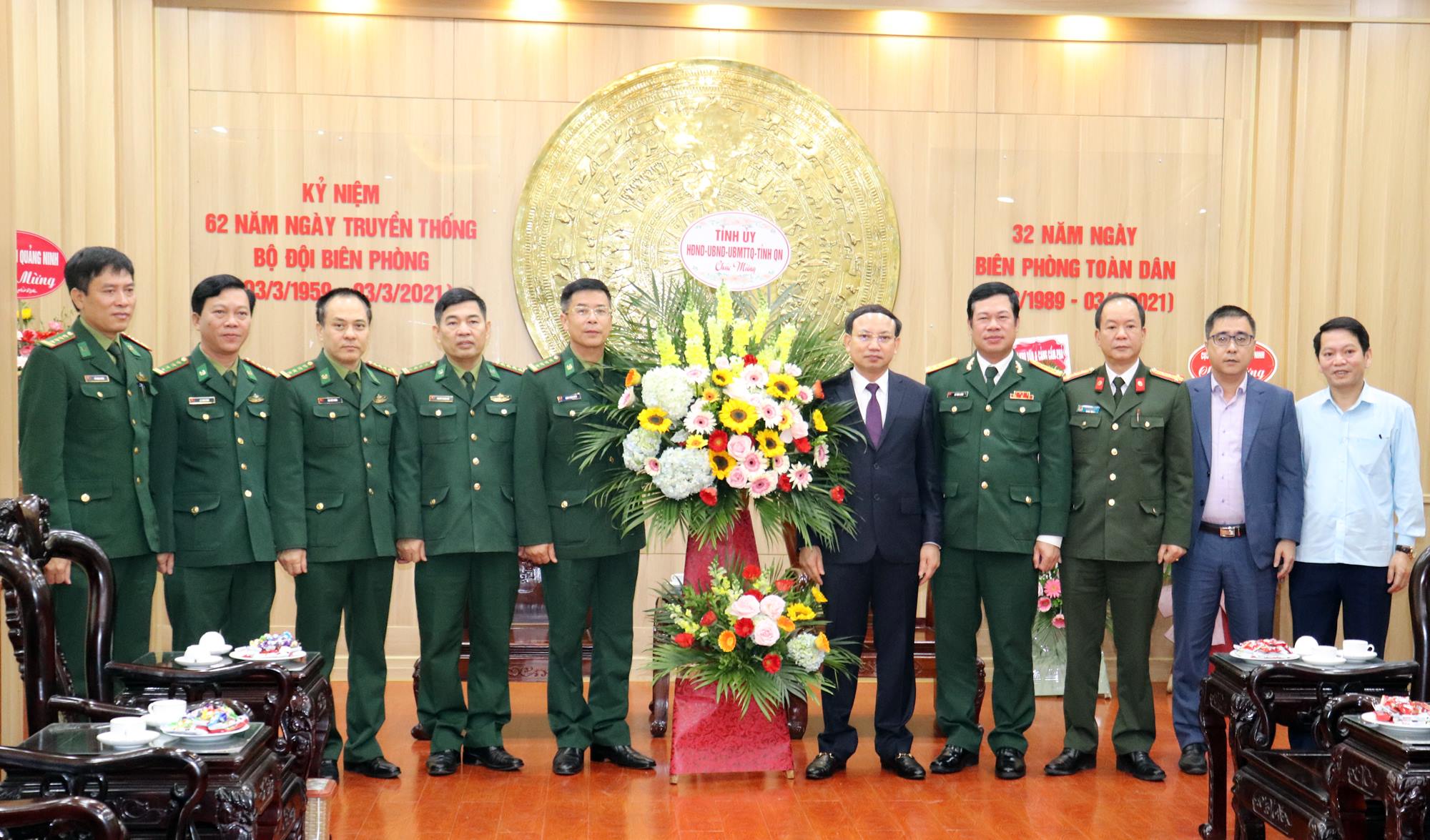 Đồng chí Nguyễn Xuân Ký, Bí thư Tỉnh ủy, Chủ tịch HĐND tỉnh tặng hoa chúc mừng 