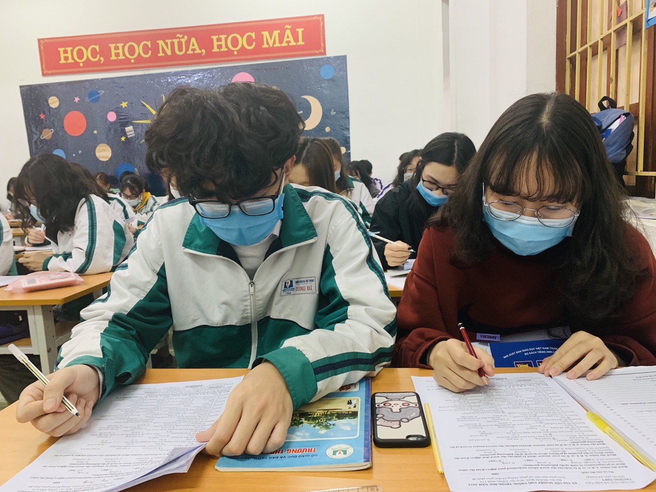 Học sinh lớp 12A8, Trường THPT Uông Bí tăng tốc ôn tập cho kỳ thi cuối cấp.