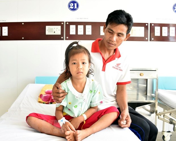Cháu bé được gắp dị vật khỏi ổ bụng sức khỏe đã trở lại bình thường. (Ảnh: Trung Hiếu/TTXVN)