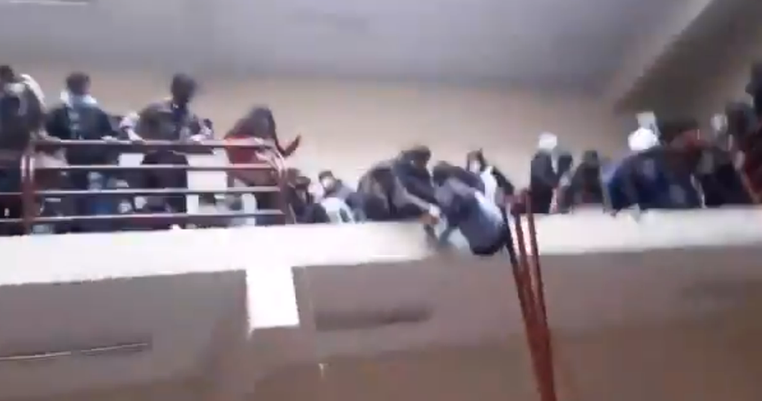 Một sinh viên nhanh chóng túm lấy bạn mình khi đoạn lan can bị gãy. Ảnh chụp màn hình.