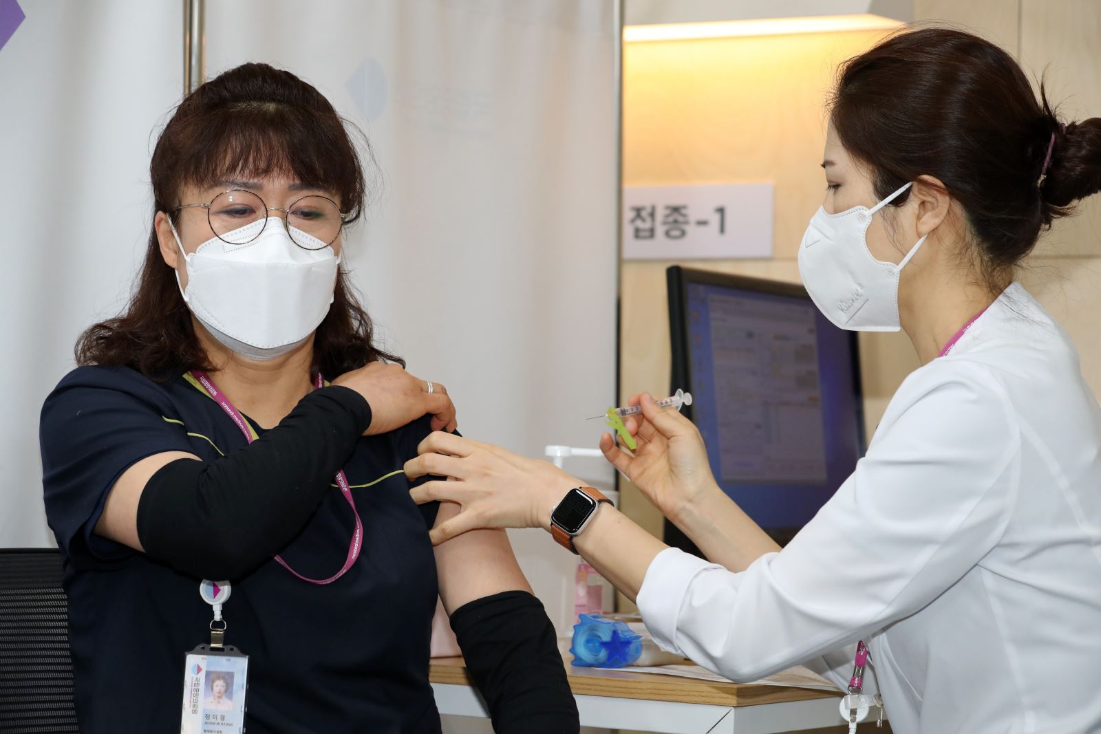 Nhân viên y tế tiêm vaccine ngừa COVID-19 cho người dân ở Seoul, Hàn Quốc. Ảnh: YONHAP/TTXVN