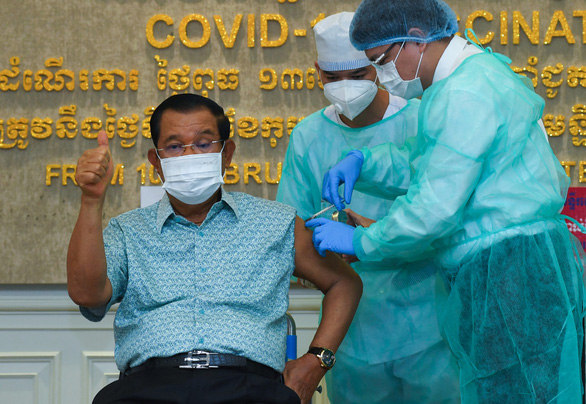 Thủ tướng Campuchia Hun Sen tiêm vắcxin COVID-19 của AstraZeneca, ngày 4-3 - Ảnh: AFP