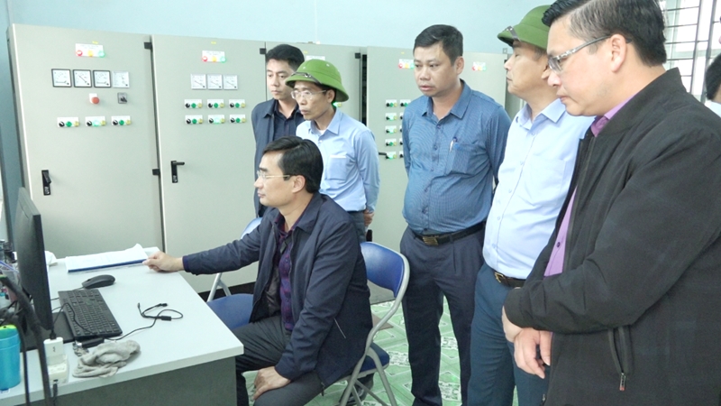 Lãnh đạo TP Cẩm Phả kiểm tra hệ thống xử lý nước thải tại Trạm xử lý nước thải Đông Bắc Mông Dương (tháng 11/2020). Ảnh: Bảo Long (CVT)