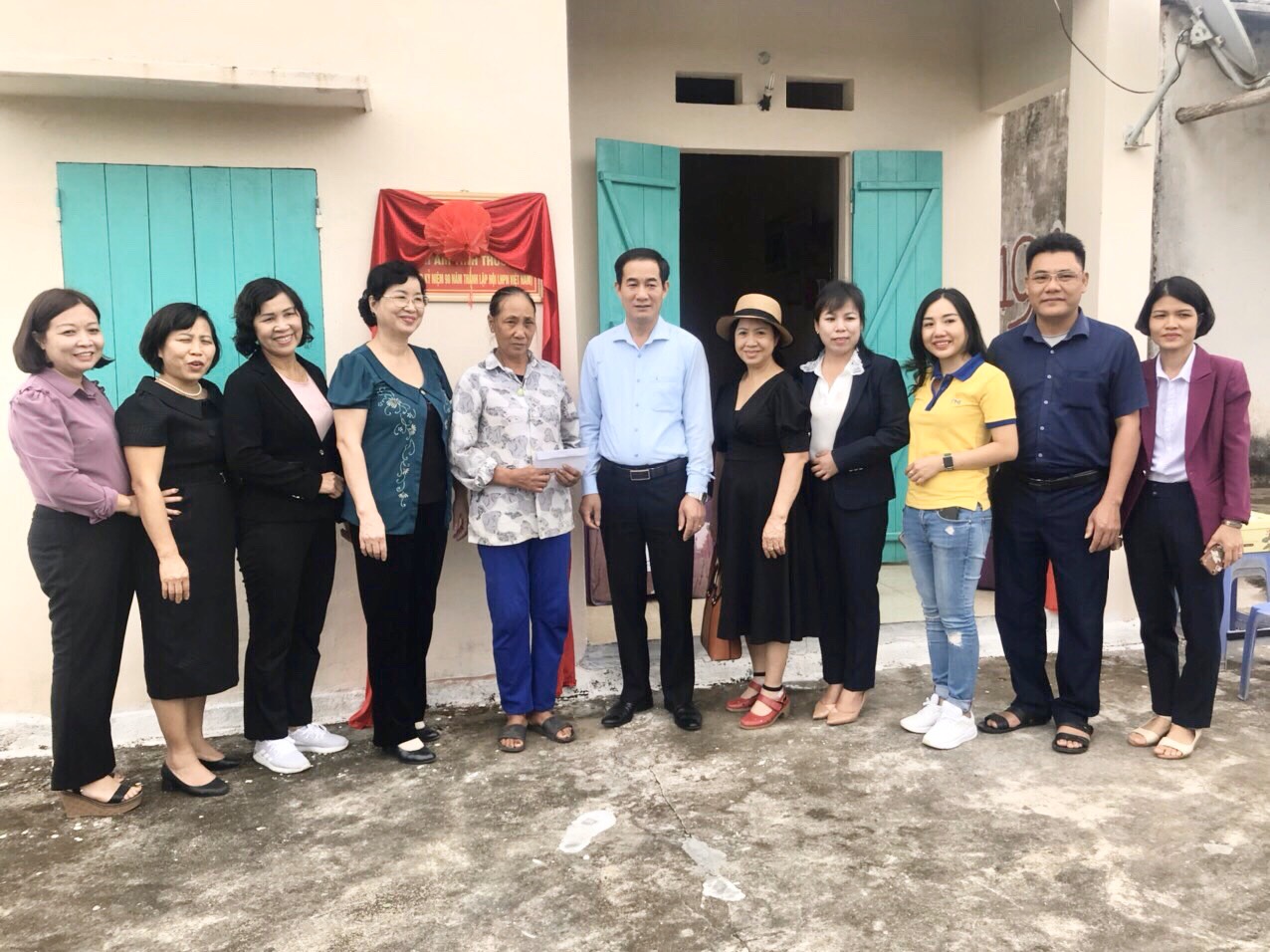 Hội LHPN huyện Đầm Hà vận động các tổ chức, cá nhân ủng hộ xây nhà mái ấm tình thương cho chị Đỗ Thị Túc (thôn Sơn Hải, xã Đầm Hà).