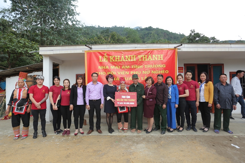Gia đình hộ nghèo Chìu Sám Múi, thôn Nà Pá, xã Quảng An, huyện Đầm Hà được các cơ quan, đơn vị hỗ trợ xây nhà mới.