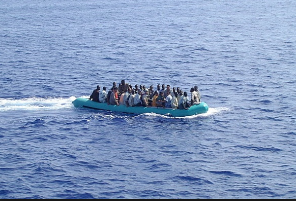 Một con thuyền chở người di cư. Ảnh: Micnios