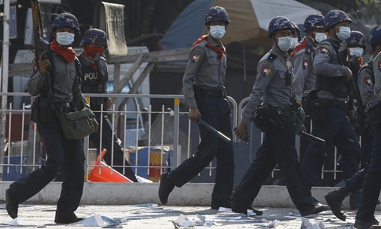 Cảnh sát trang bị vũ khí được triển khai để đối phó người biểu tình ở Yangon hôm 2/3. Ảnh: AFP.