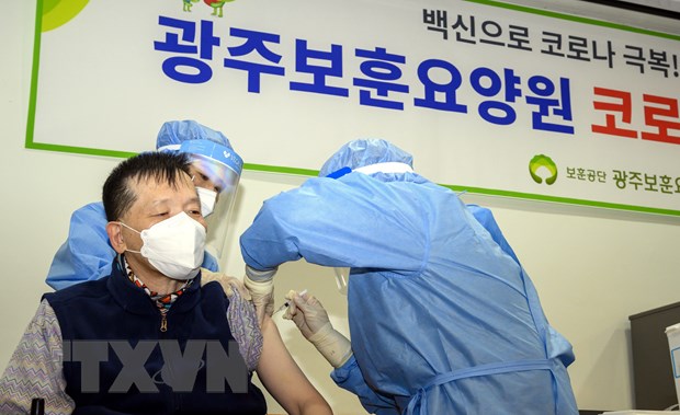 Nhân viên y tế tiêm vắcxin phòng COVID-19 cho người dân tại Gwangju. (Ảnh: THX/TTXVN)