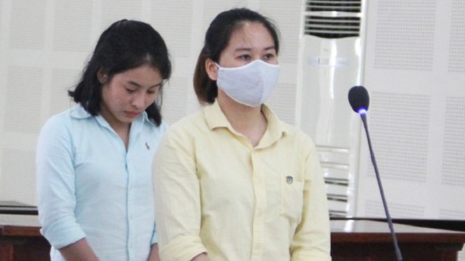 Bị cáo Đặng Thị Hương và Phạm Thị Thuỷ Tiên tại phiên toà.