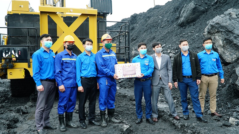 Đoàn Thanh niên Bộ LĐTB&XH tặng quà cho Tổ máy khoan CAT 2 - Tổ lao động xuất sắc của Công ty Cổ phần Than Cao Sơn