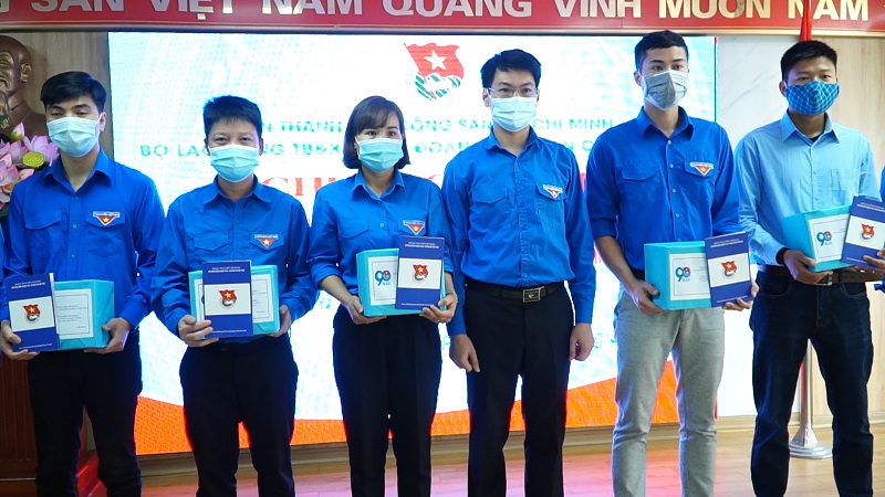 5 phần quà được trao cho các thanh niên công nhân xuất sắc của Công ty CP Than Cao Sơn