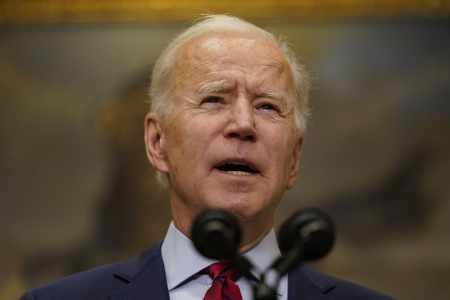 Tổng thống Mỹ Joe Biden và các bác sĩ không đồng tình với việc bỏ quy định đeo khẩu trang ở Texas và Mississippi. (Ảnh: AP)