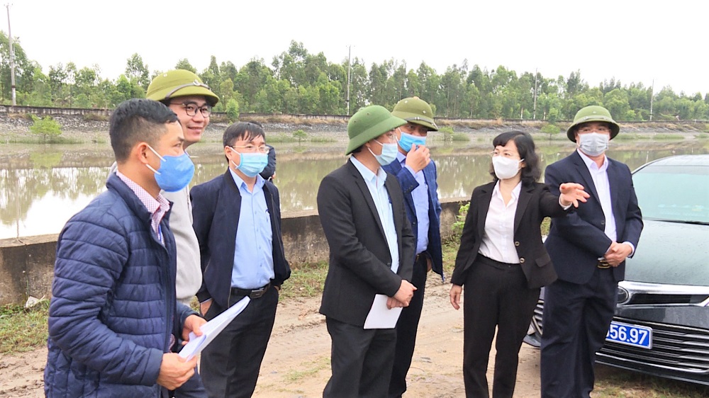 Đồng chí Trịnh Thị Minh Thanh, Phó Chủ tịch Thường trực HĐND tỉnh kiểm tra thực địa tại thành phố Uông Bí