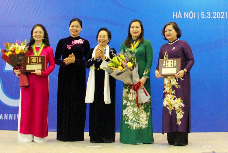 Chủ tịch Ủy ban giải thưởng Kovalevskaia Việt Nam Nguyễn Thị Doan và Chủ tịch Hội Liên hiệp Phụ nữ Việt Nam Hà Thị Nga trao giải thưởng cho các nhà khoa học nữ. Ảnh: VGP/Nhật Nam