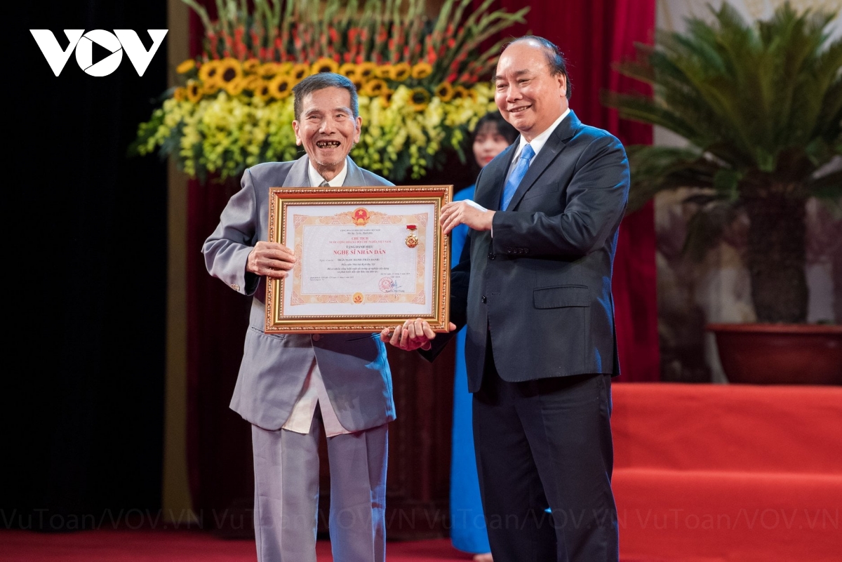 Thủ tướng Nguyễn Xuân Phúc trao danh hiệu 