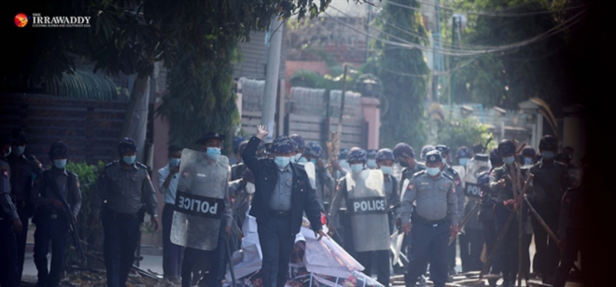 Hơn 600 cảnh sát Myanmar tham gia biểu tình với dân. Ảnh: The Irrawaddy