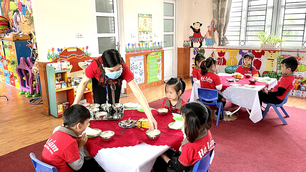 Bữa ăn phụ của trẻ Trường Mầm non Hà Lầm, TP Hạ Long.