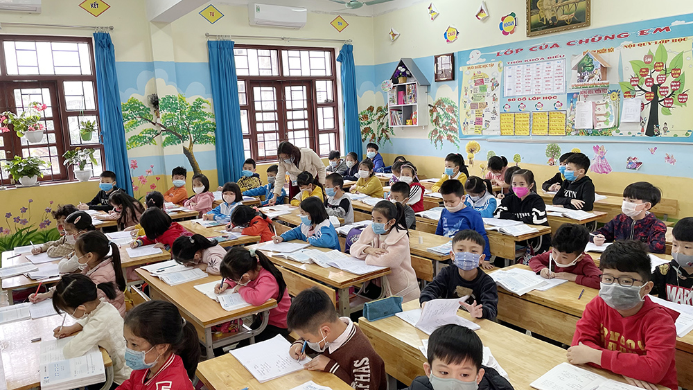 Học sinh Trường Tiểu học Lê Lợi, TP Uông Bí, đều đeo khẩu trang trong lớp học.