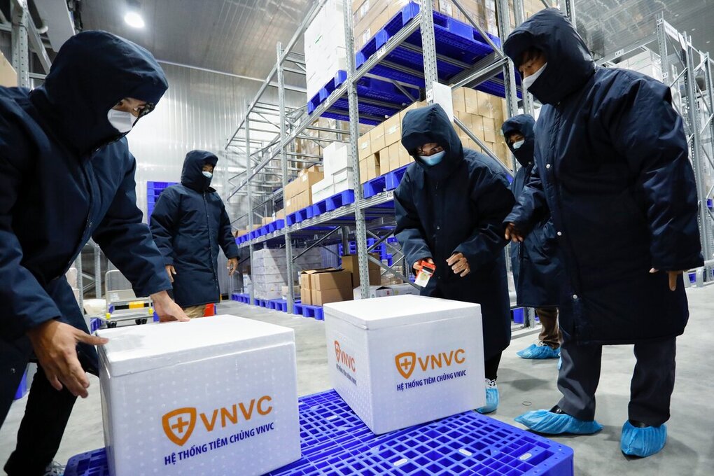 Công ty Cổ phần vacxin Việt Nam (VNVC) tổ chức diễn tập vận chuyển lô 117.600 liều vaccine Covid-19 AstraZeneca, trước khi phân phối đến các điểm tiêm chủng theo chỉ đạo của Bộ Y tế. Ảnh: Hữu Khoa.