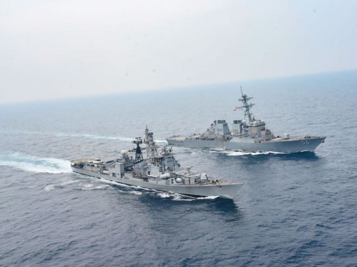 Tàu khu trục USS John S.McCain (Mỹ) và tàu khu trục INS Ranvijay của Ấn Độ trong cuộc tập trận Malabar. Ảnh: ANI