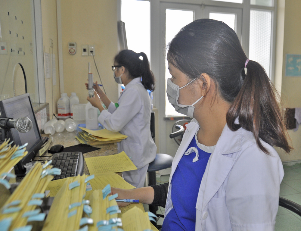 Chuẩn bị methadone phát cho bệnh nhân uống ngay tại cơ sở điều trị Methadone phường Hà Khánh, TP Hạ Long.