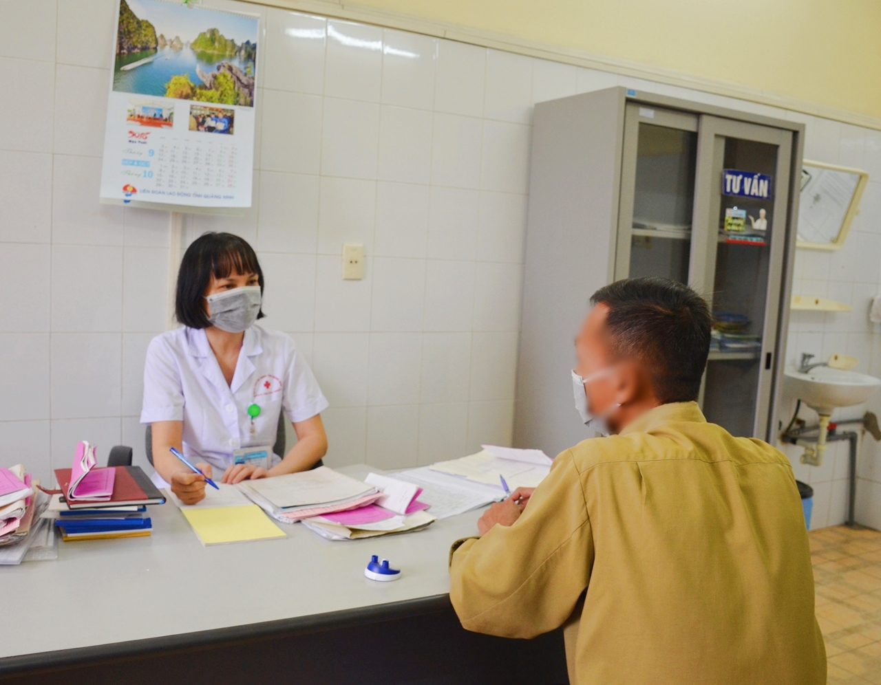 Bác sĩ đang tư vấn cho người bệnh nhiễm HIV sử dụng thuốc ARV tại Bệnh viện Đa khoa tỉnh. Ảnh: Nguyễn Hoa.