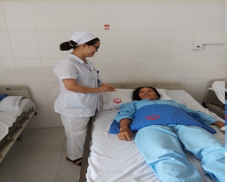 Bệnh nhân điều trị tán sỏi niệu quản bằng laser tại Trung tâm Y tế TX Quảng Yên. Ảnh: Trung tâm Y tế TX Quảng Yên.