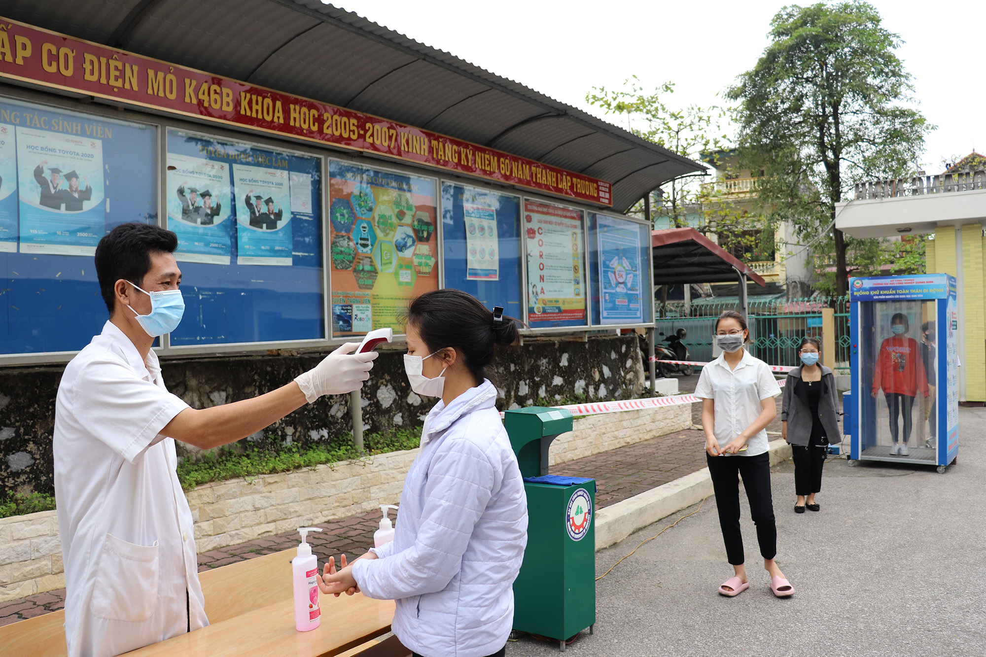 Còn tại trường Đại Học Công nghiệp Quảng Ninh, gần 1000 học sinh, sinh viên của nhà trường cũng đã đi học trở lại và thực hiện nghiêm các biện pháp phòng dịch.
