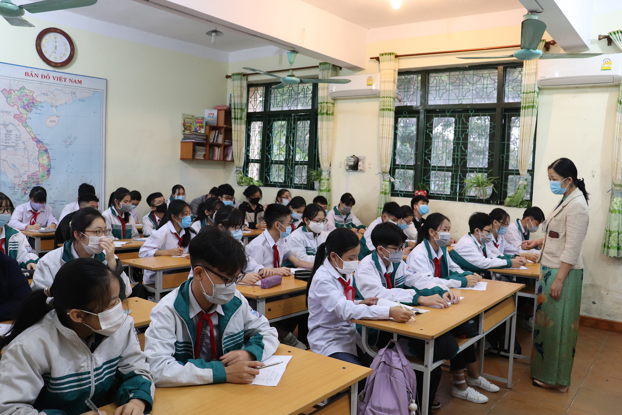 Hiện nay, trên 30.000 học sinh từ Tiểu học, THCS, THPT, Cao Đẳng, Đại Học trên địa bàn TX Đông Triều đã bắt đầu quay trở lại trường học trong điều kiện đảm bảo nghiêm các biện pháp phòng chống dịch bệnh.