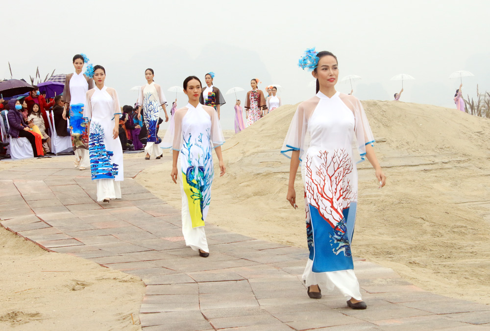  Festival Áo dài Quảng Ninh 2020 lần đầu tiên được tổ chức bên bờ Vịnh Bái Tử Long (TP Cẩm Phả