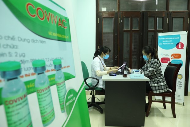 Tình nguyện viên đến tham gia đăng ký trực tiếp tại tại Trung tâm Dược lý lâm sàng, Trường Đại học Y Hà Nội. (Ảnh: Minh Quyết/TTXVN)