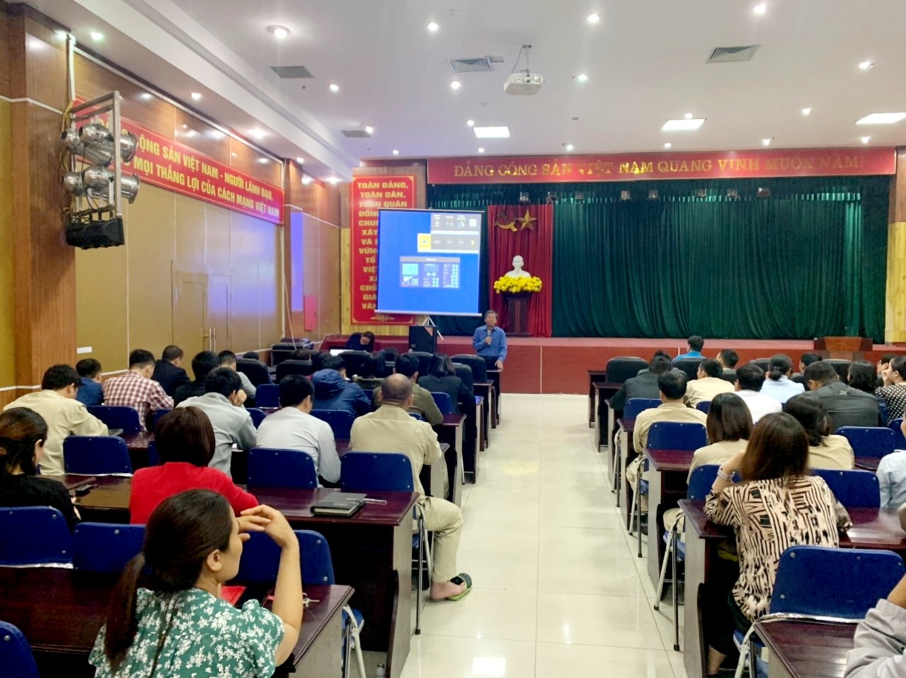 Giảng viên Trung tâm tư vấn pháp luật và huấn luyện an toàn vệ lao động Công đoàn Quảng Ninh tư vấn pháp luật cho NLĐ.