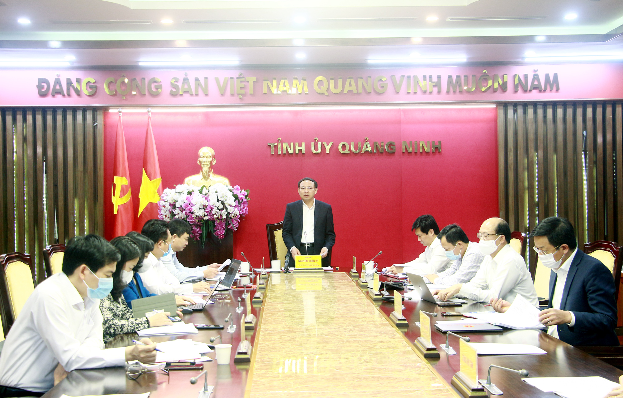 Đồng chí Nguyễn Xuân Ký, Ủy viên Trung ương Đảng, Bí thư Tỉnh ủy, Chủ tịch HĐND tỉnh, phát biểu kết luận cuộc họp.