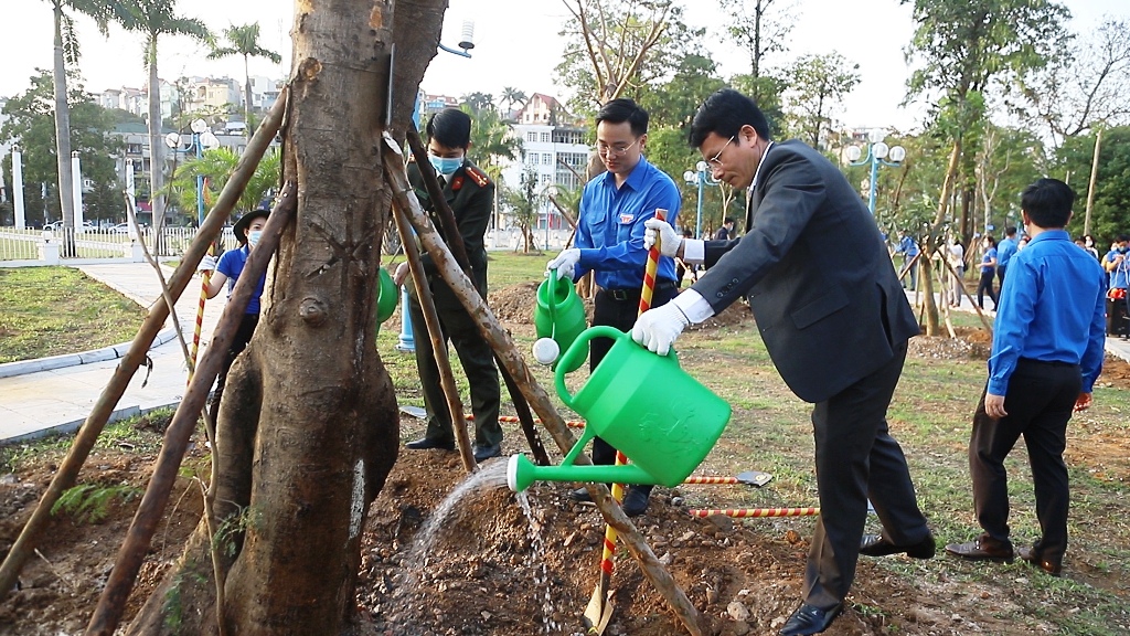 Các đại biểu tham gia trồng cây sau buổi lễ.