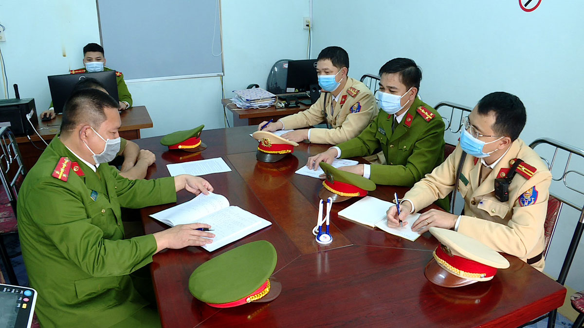 Công an xã Quảng Phong họp bàn biện pháp đảm bảo trật tự ATGT và tuyên truyền phòng chống dịch COvid-19 với Đội CSGT Công an huyện. 